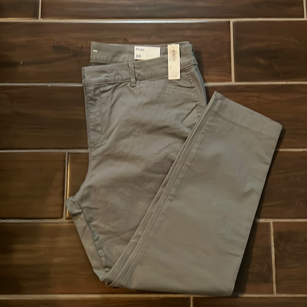 Old Navy NWT size 16/ Style Pixie in grey